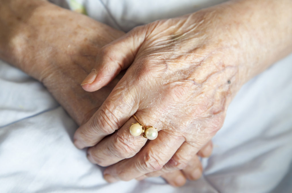 Plus d'une victime de féminicide sur cinq a plus de 70 ans en Suisse.
